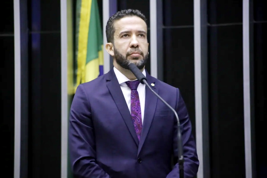 Janones é internado com arritmia cardíaca após debate da Band