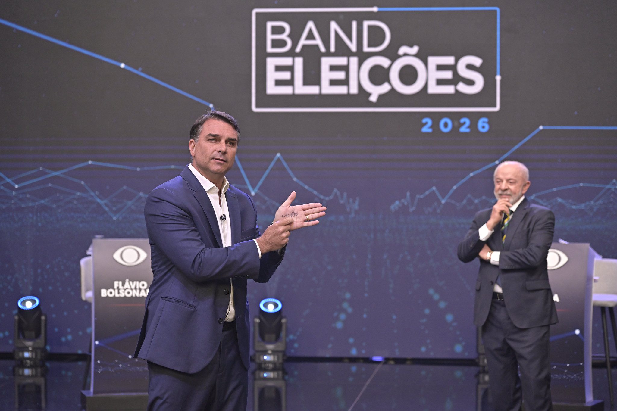 Flávio abusa de provocações, Lula cai em armadilhas e deixa eleitor sem respostas