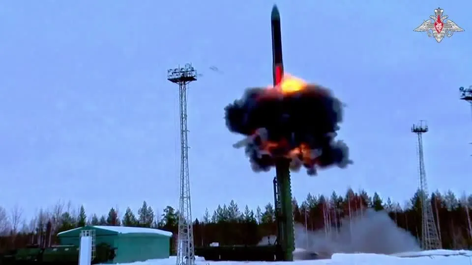 Rússia pede retomada urgente do diálogo nuclear estratégico com os Estados Unidos
