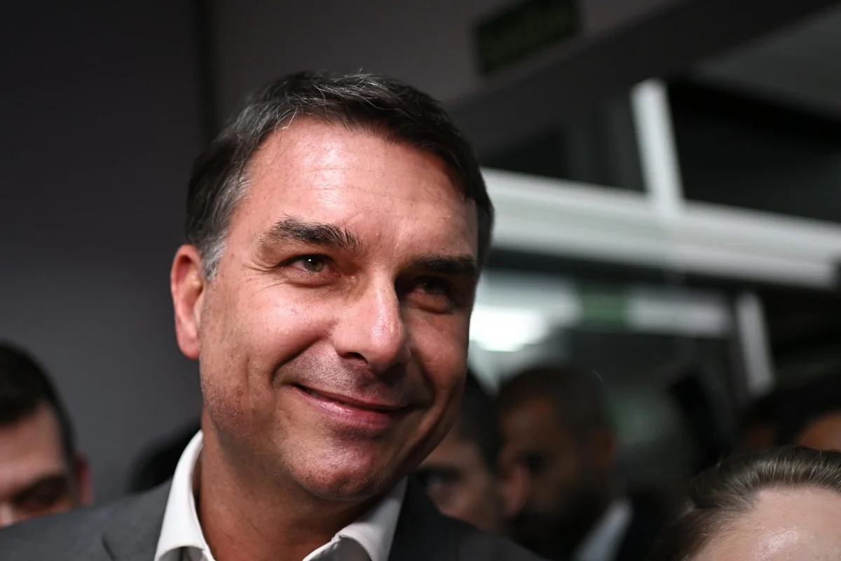 Flávio promete devolver parte do Pix pago em contas como luz, prestações e taxas: "Vira Pix"