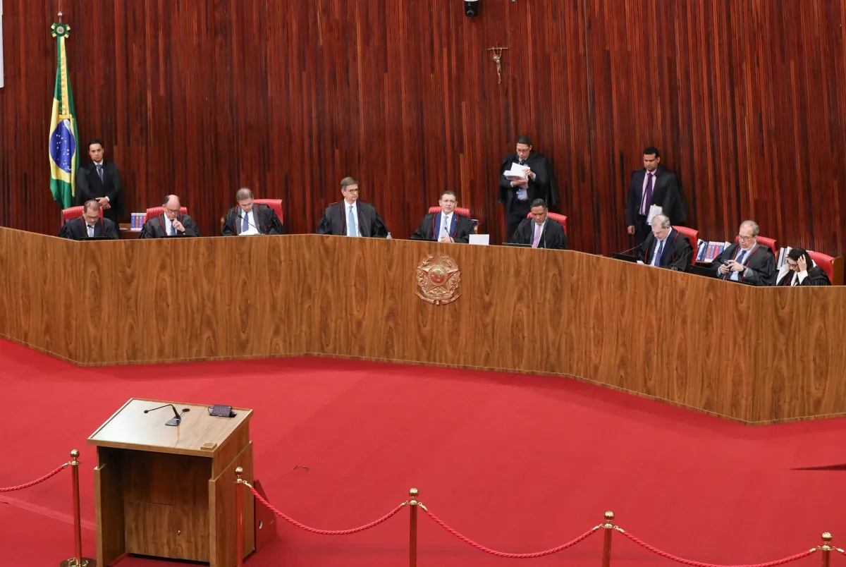 Tribunal Eleitoral racha sobre cerco a canais de WhatsApp nas 48h que antecedem eleição
