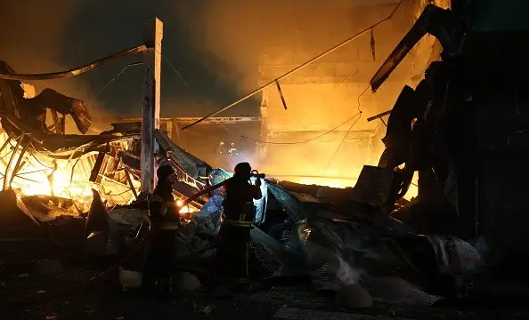 Putin fala em paz, mas Rússia bombardeia Kiev e deixa mortos e feridos na Ucrânia