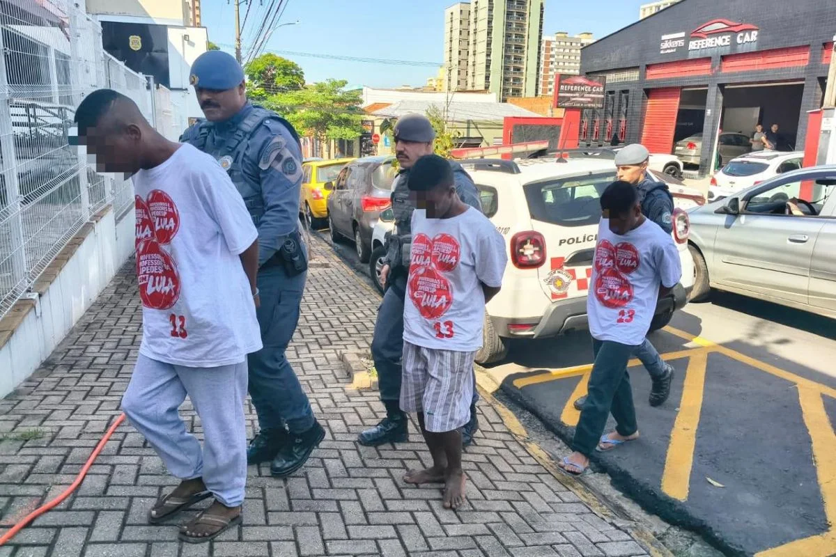 PM apreende jovens com camiseta de Lula vendendo drogas e armados em comunidade