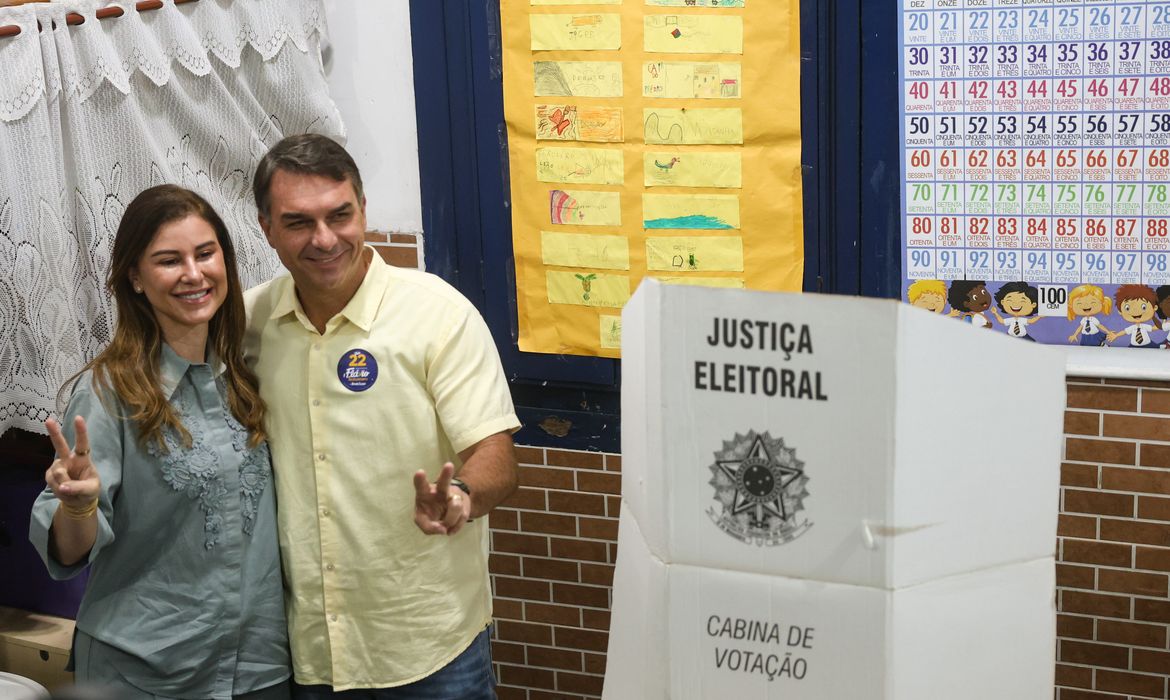 Ao votar no Rio de Janeiro, Flávio diz que representa a mudança
