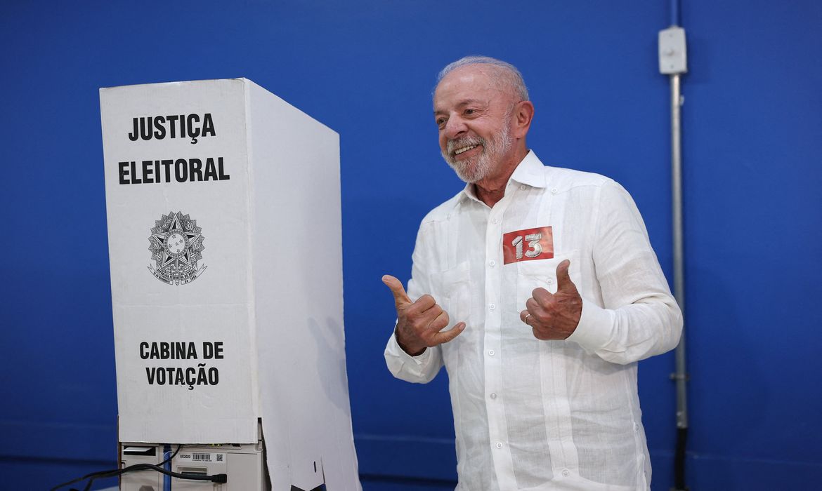 Lula vota e enaltece mobilização popular: "nunca vi nada igual"
