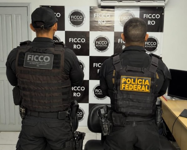 Operação prende suspeito e apreende submetralhadora, pistolas e drogas na capital