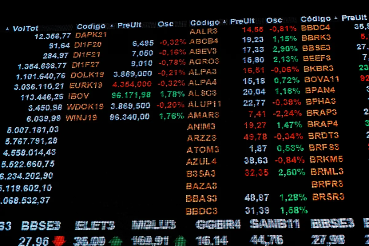 Bolsa brasileira aciona circuit breaker e despenca após vitória de Lula; dólar dispara
