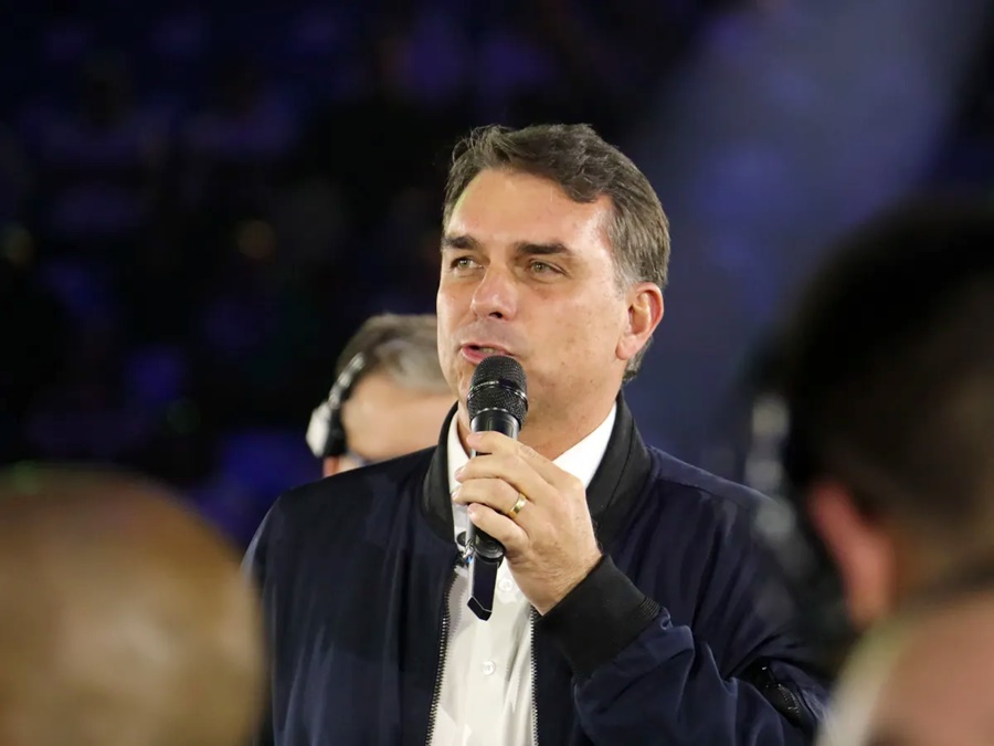 Flávio diz que PF exigiu seus passaportes a mando de Moraes após visita ao pai