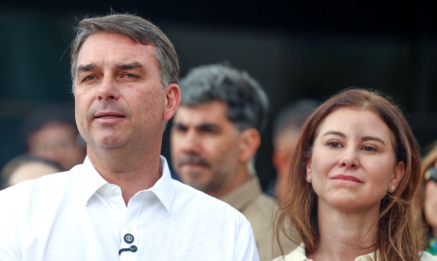 Flávio Bolsonaro chega com mulher e filhas aos Estados Unidos
