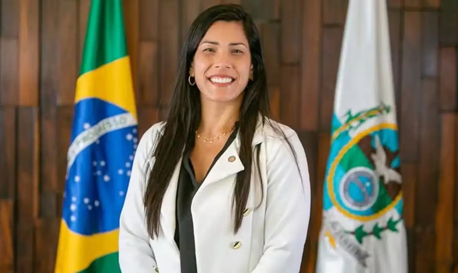 Justiça proíbe deputada de incentivar demissão de opositores