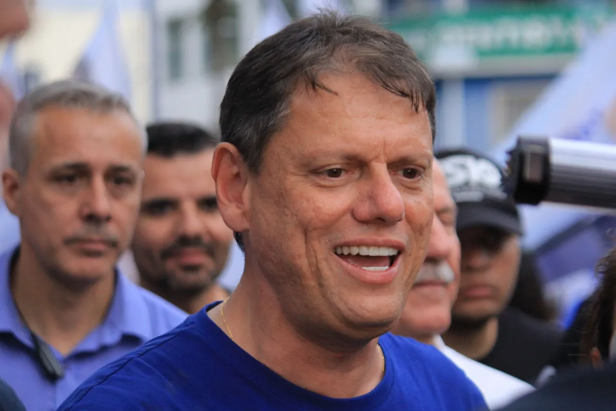 Governador Tarcísio deve liderar direita no país após perseguição contra Flávio Bolsonaro