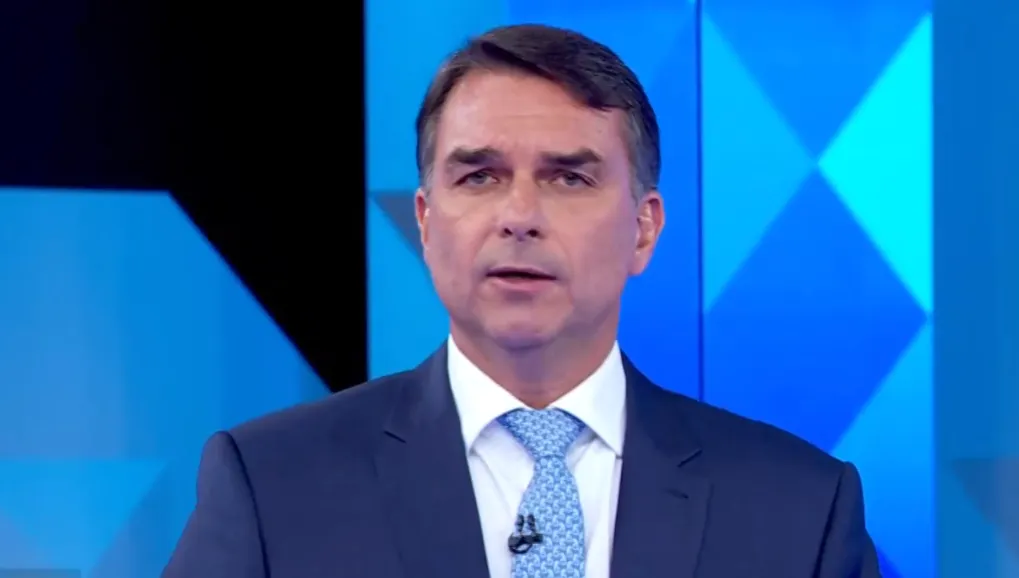 PF cancela passaportes de Flávio Bolsonaro após decisão de Moraes
