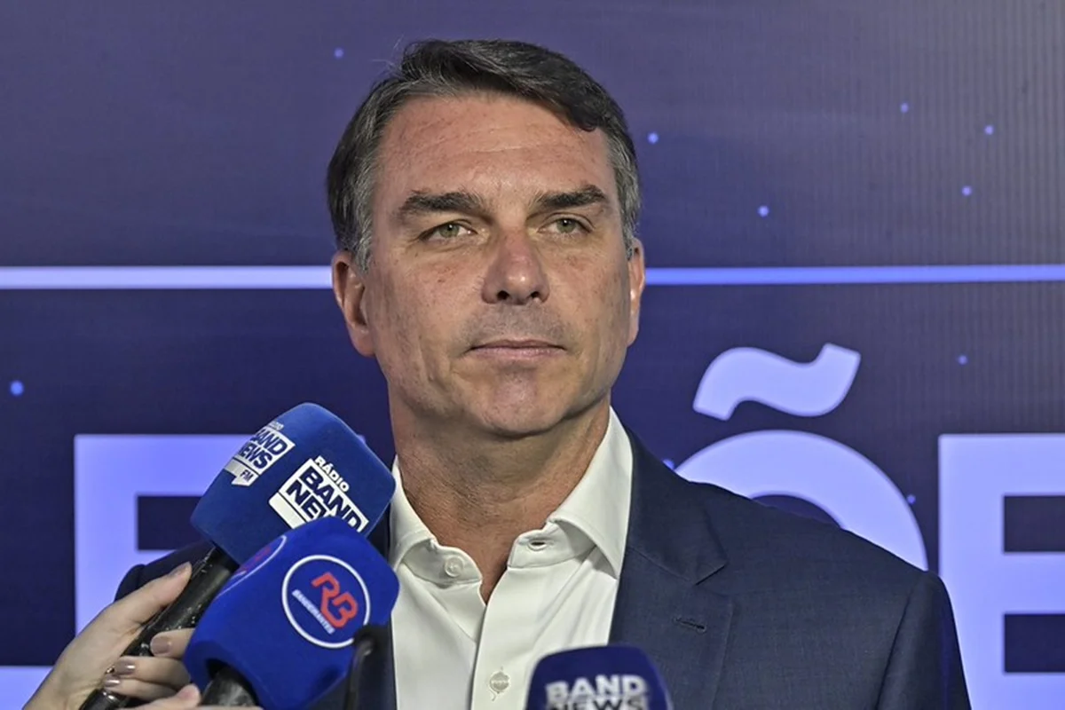 Sites de radar mostram suposto avião que levaria Flávio aos EUA parado na Argentina
