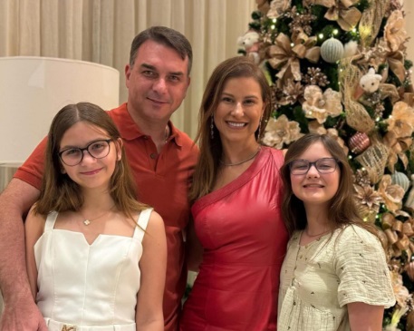 Flávio Bolsonaro decidiu sair do Brasil para proteger a família de perseguição política