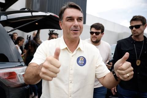 Flávio recua em carta com teor golpista e troca "presidente eleito" por "líder do Brasil"