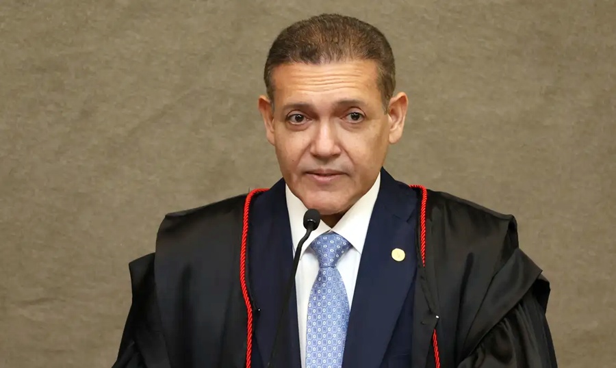 Nunes Marques dá 10 dias para PGR opinar sobre revisão criminal de Bolsonaro