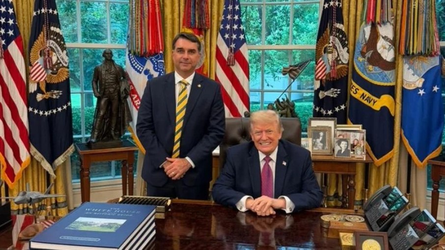 Donald Trump diz que aprova ida de Flávio Bolsonaro aos EUA após perseguição política
