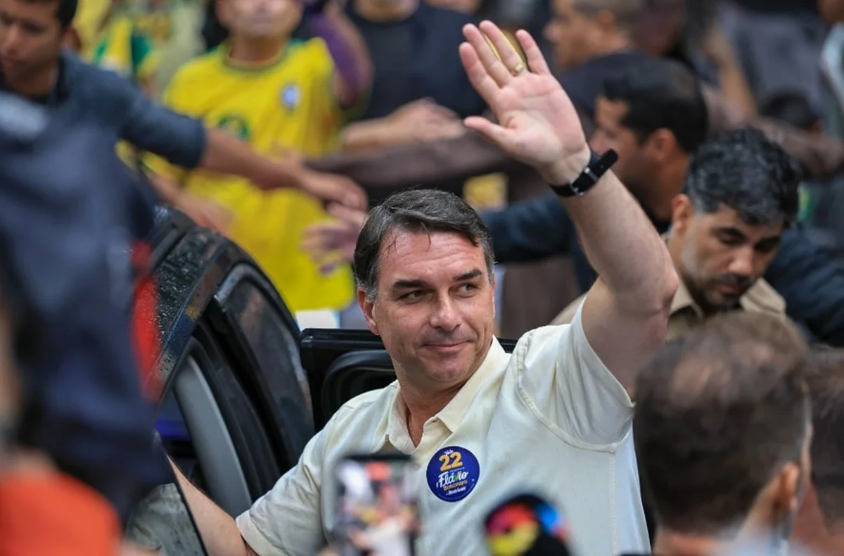 Argentina diz que Flávio entrou no país e fez escala no Equador antes de ir para os EUA
