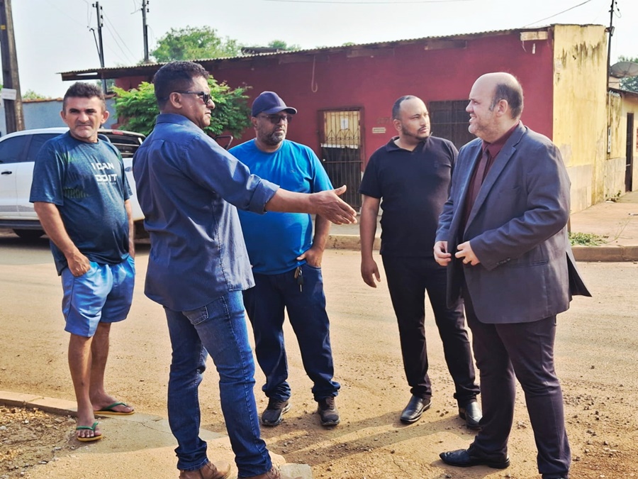 Dr. Júnior Queiroz vai a campo acompanhar demanda por drenagem e tapa-buracos no bairro Castanheira