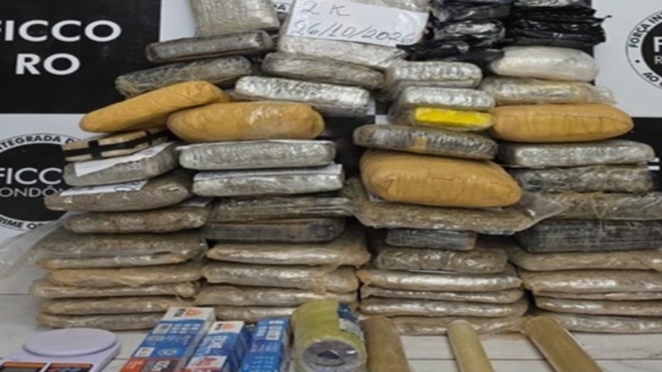 Polícia encontra esconderijo secreto com 57 kg de drogas no forro de casa em construção 