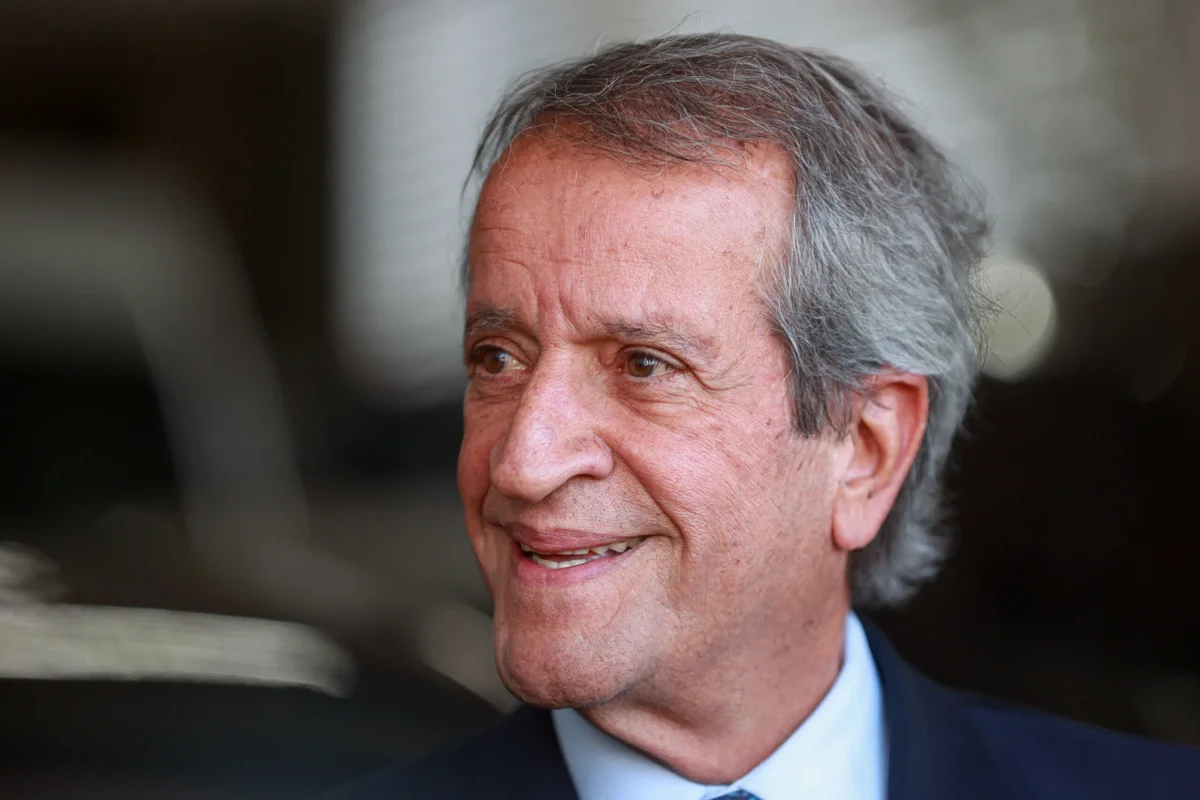 Valdemar diz que Jair Bolsonaro não sabia do plano de Flávio para sair do país
