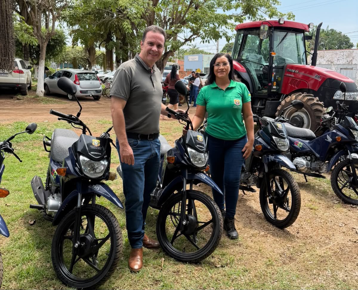 Deputado Dr. Luís do Hospital entrega trator e 15 motocicletas em Itapuã do Oeste