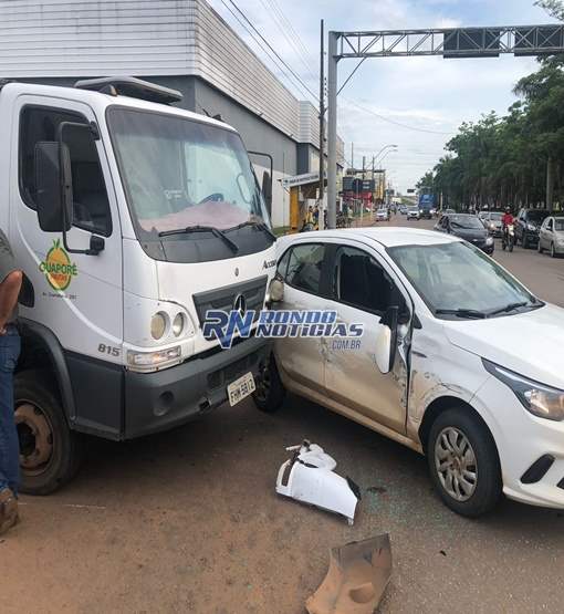 PRF registra acidente entre caminhão e carro de passeio  na Jorge Teixeira