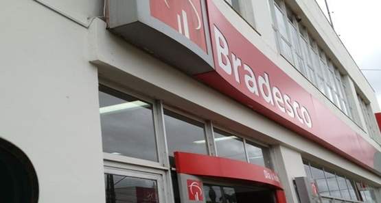 Trio armado assalta mulher no crime em 'saidinha de banco na capital