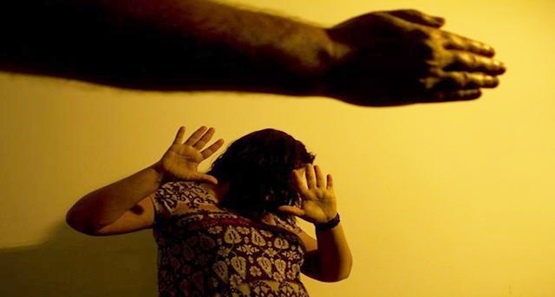 Marido é preso após espancar esposa com socos e chutes
