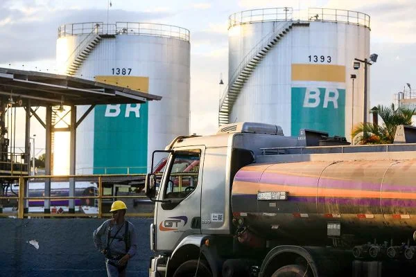 Funcionários prometem “maior greve da história” se privatização da Petrobras avançar