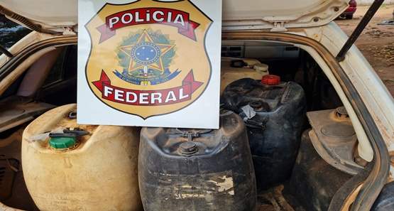 PF prende na fronteira dois homens contrabandeando gasolina boliviana