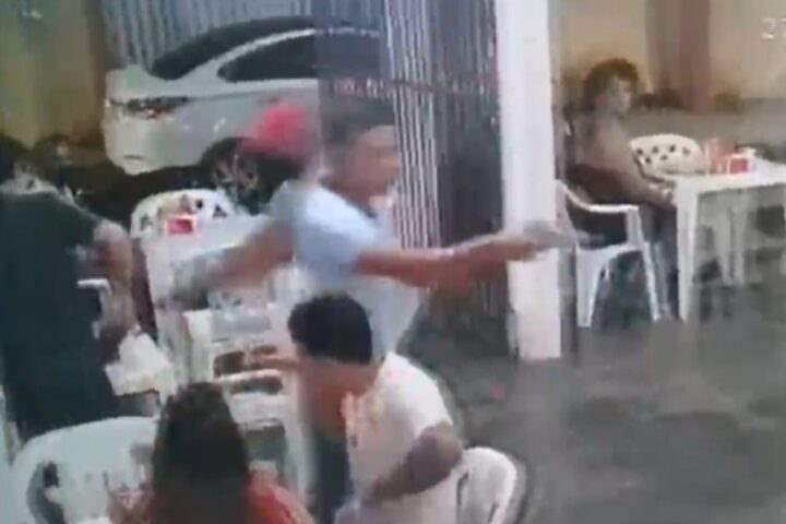 Bandidos fazem roubo em lanchonete e leva uma surra de clientes; assista