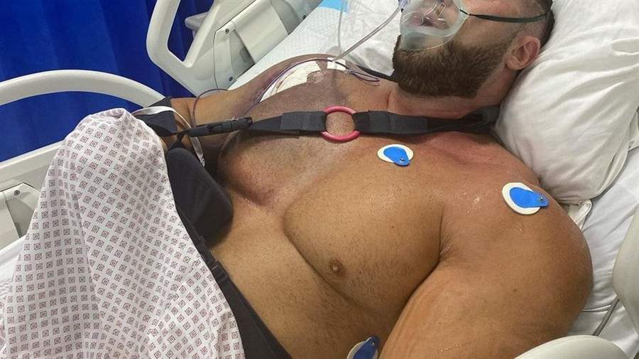Fisiculturista rasga o peito ao levantar mais de 300kg em academia