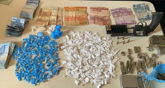 Polícia caça foragido mas acaba prendendo pai e irmão com arma e drogas