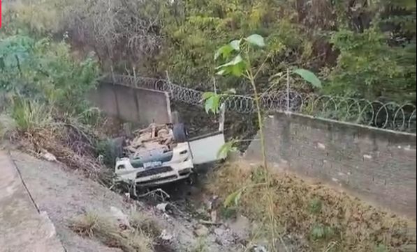 Motorista de caminhonete  capota e quebra muro da Eletronorte