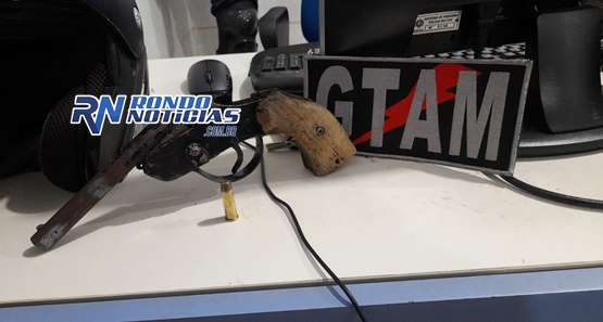Dupla é presa com arma e moto roubada durante abordagem 