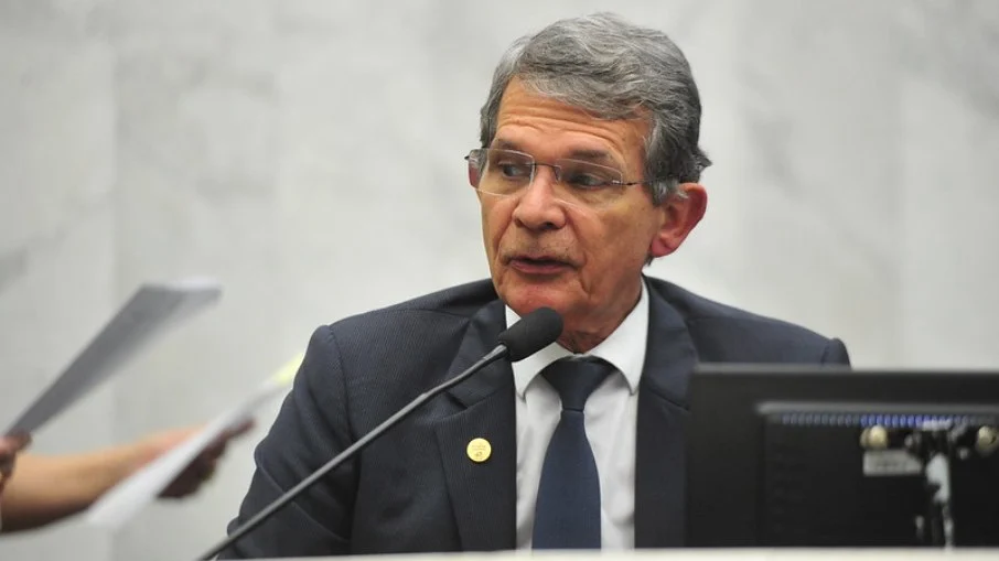General Silva e Luna diz que Petrobras não pode abandonar política atual de preços