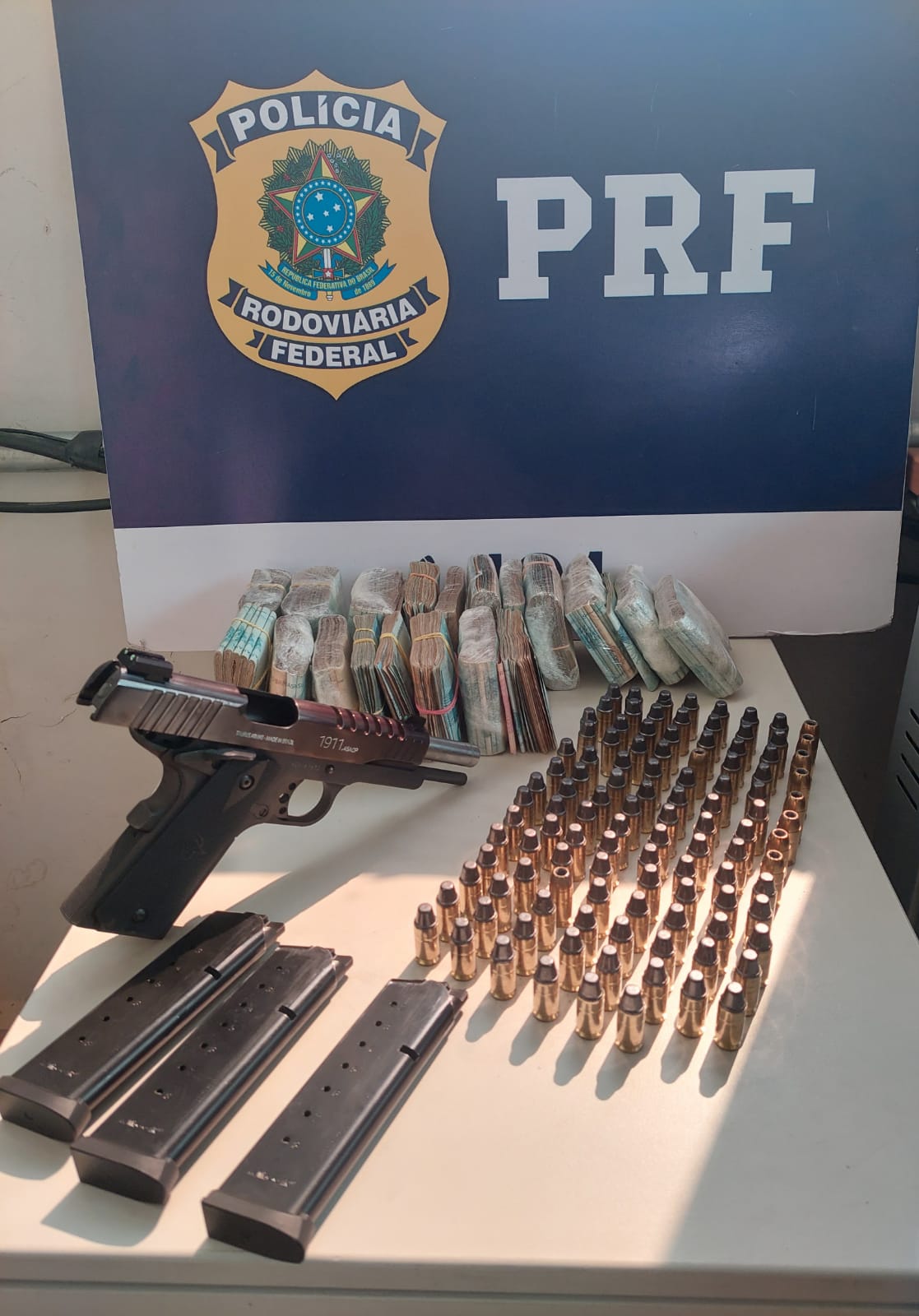 PRF apreende arma, munições e mais de R$ 100 mil reais que seriam levados para Bolívia 