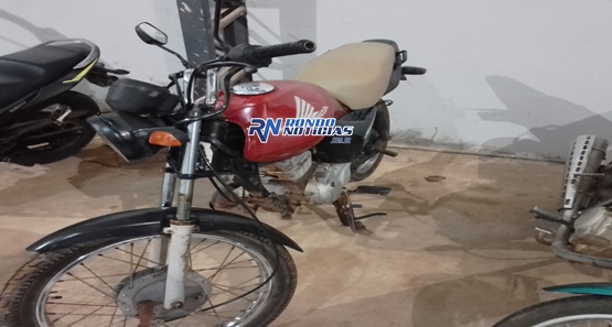 Suspeitos passam com moto roubada em frente a PRF e são presos 
