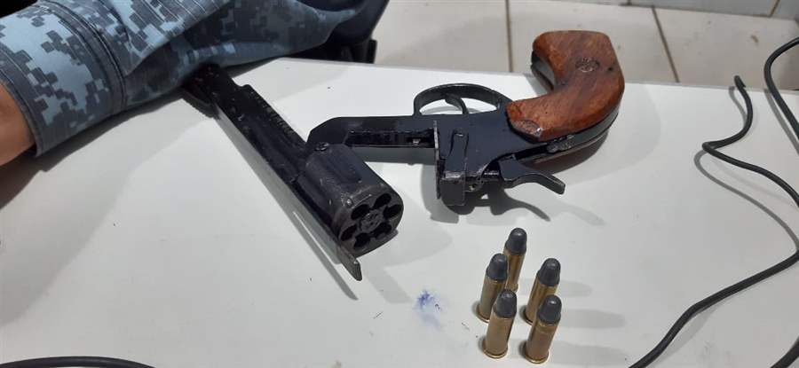 Adolescente é apreendido com arma na cintura durante abordagem 
