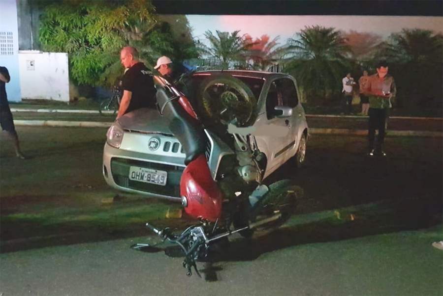 Motorista tenta fazer retorno e atinge gravemente motocicleta com casal 