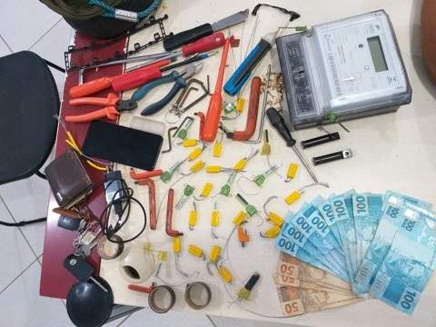 Jovem é preso após ser flagrado fazendo "gato" em medidor de energia 