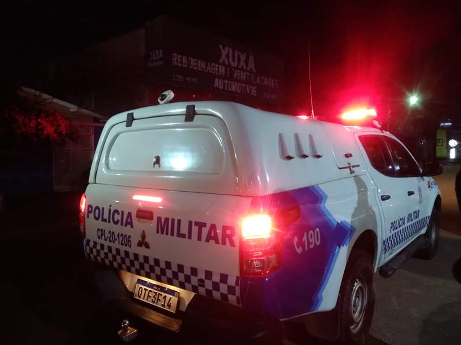 Vítima troca tiros com criminosos que invadiram sua residência 