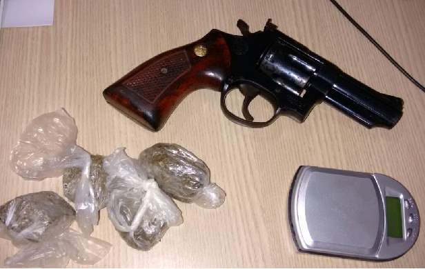 Apenado e mulher são presos com drogas e arma na Zona Leste