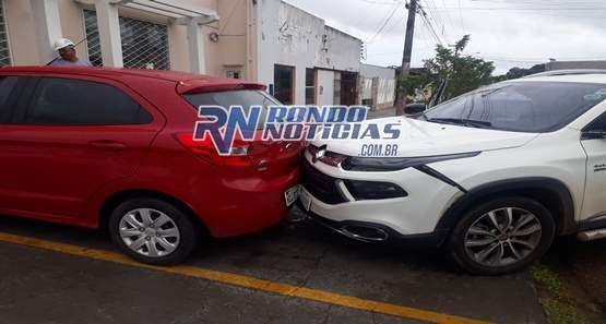 Carro invade preferencial bate e atinge veículos estacionados no centro da capital
