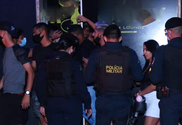 Fiscalização flagra bares vendendo bebidas após 23 horas em Porto Velho
