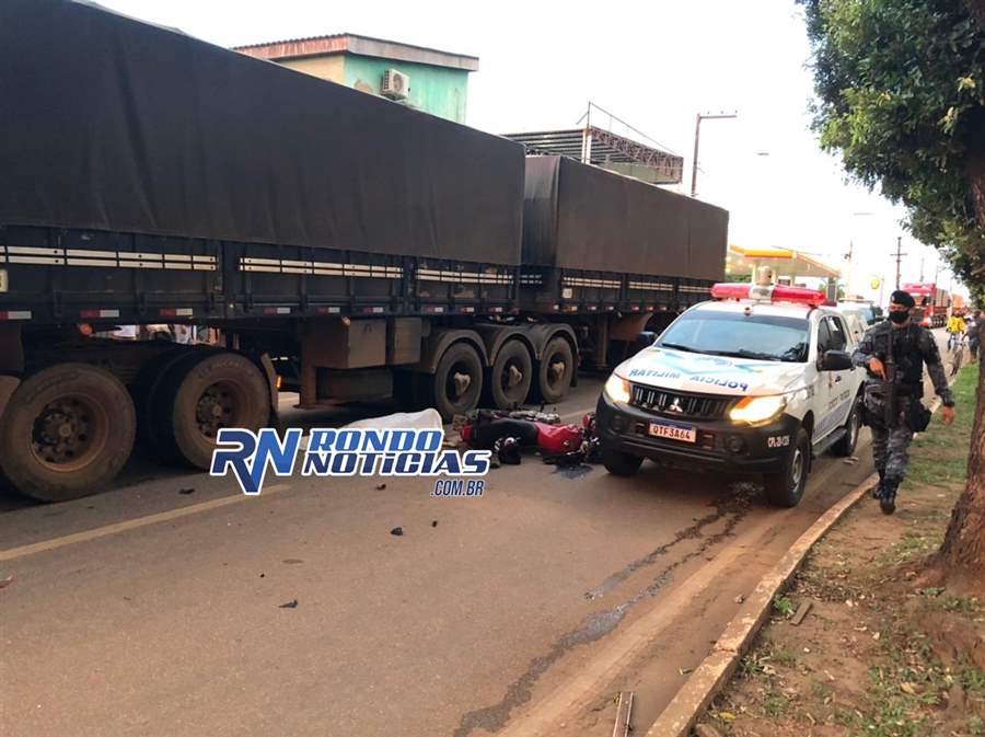 Passageira de moto morre esmagada por carreta que colidiu em viatura da PM