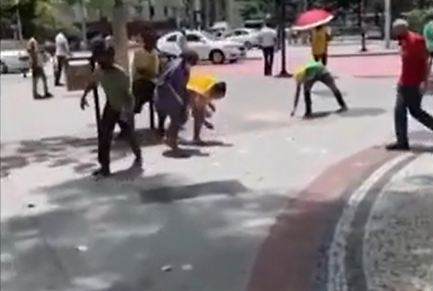 Homem recebe rescisão e sai jogando dinheiro para o alto no meio da rua; veja o vídeo