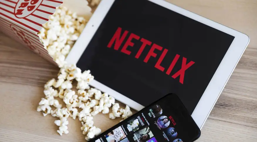 Netflix sabe que usuários compartilham senhas e se prepara para ganhar com isso

