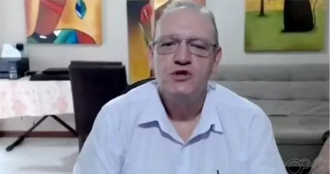 Professor fala que vítima "colabora" com estupro e alunos se revoltam